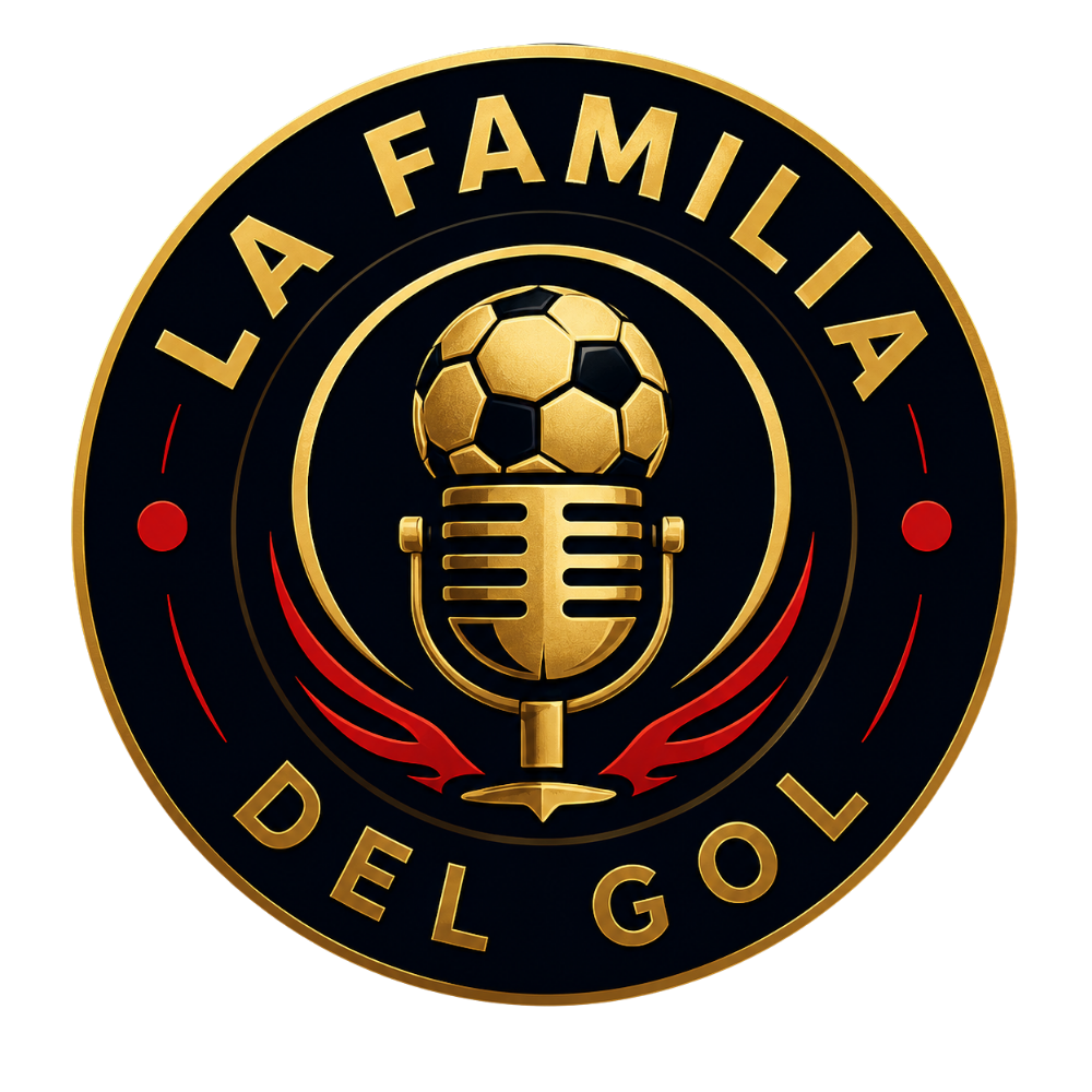 Logo La Familia Del Gol z piłką nożną i mikrofonem w złoto-czarnej stylistyce